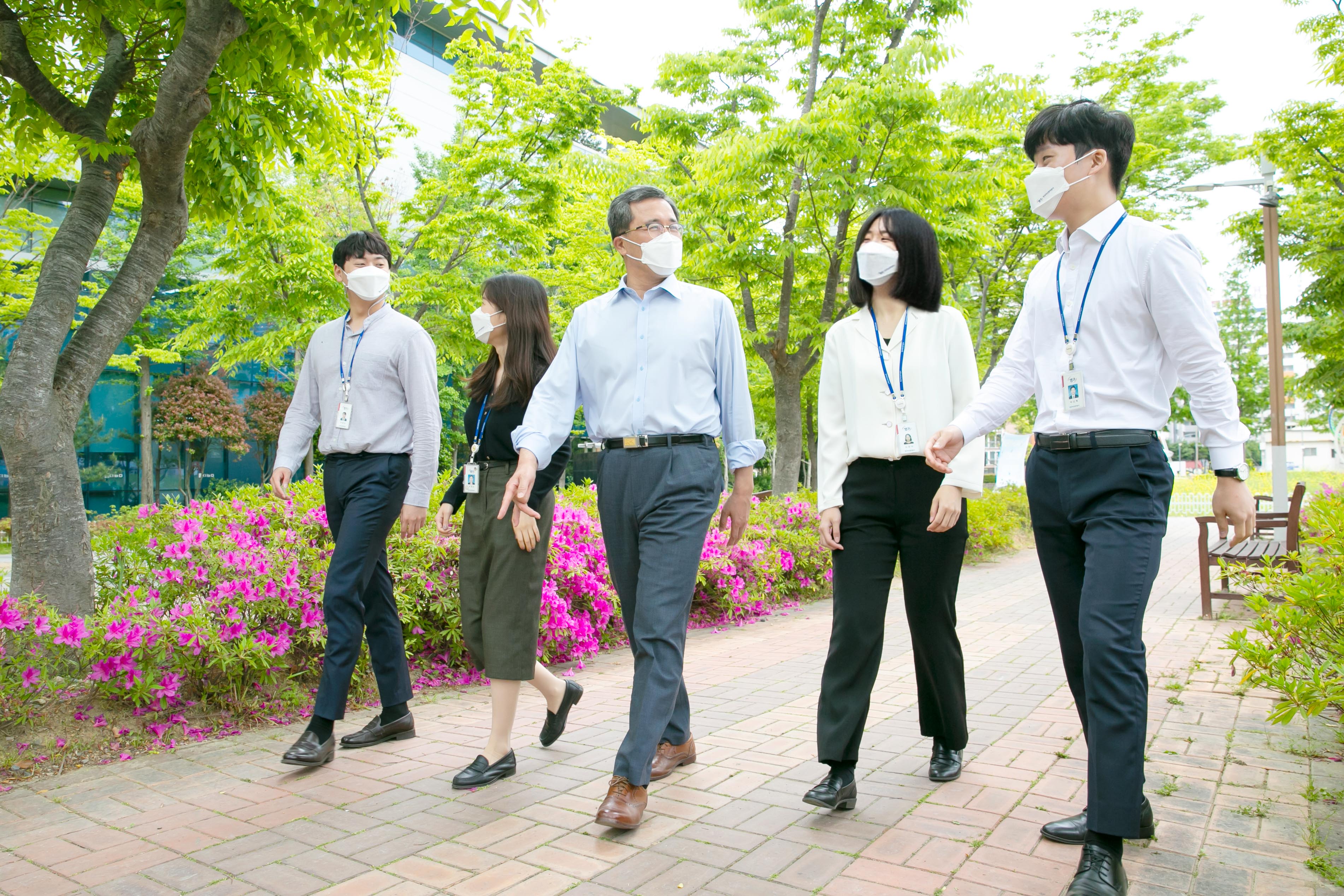캠코(한국자산관리공사) 문성유 사장(사진 중앙)과 직원들이 '임직원 1억 걸음 기부 캠페인'에 참여하고 있다.