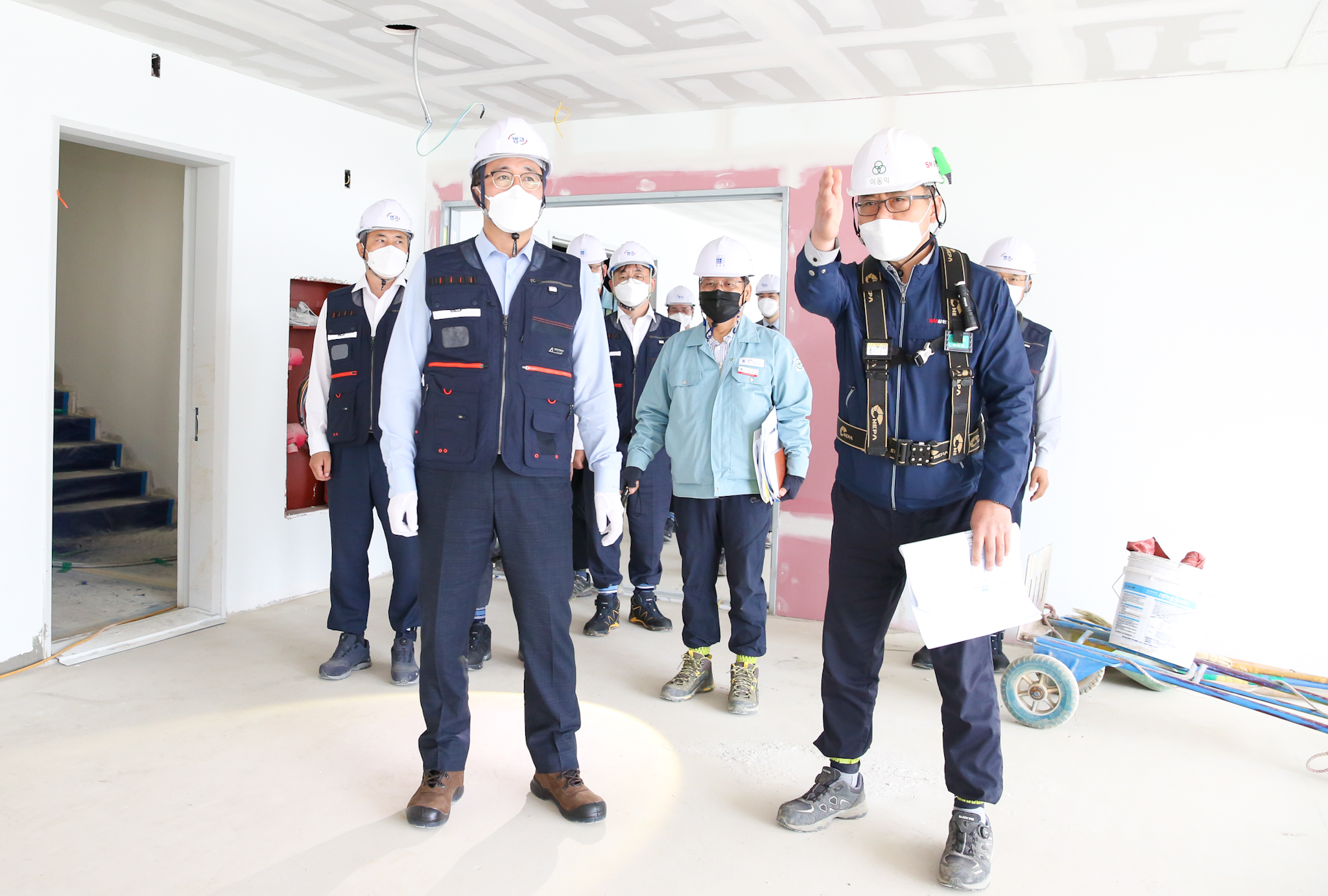 5월 12일(수) '나라키움 대구통합청사' 현장(대구 동구)에서 문성유 캠코 사장(사진 앞줄 왼쪽에서 첫번째)이 건설사업관리단 관계자와 함께 '특별 안전점검'을 실시하고 있다.