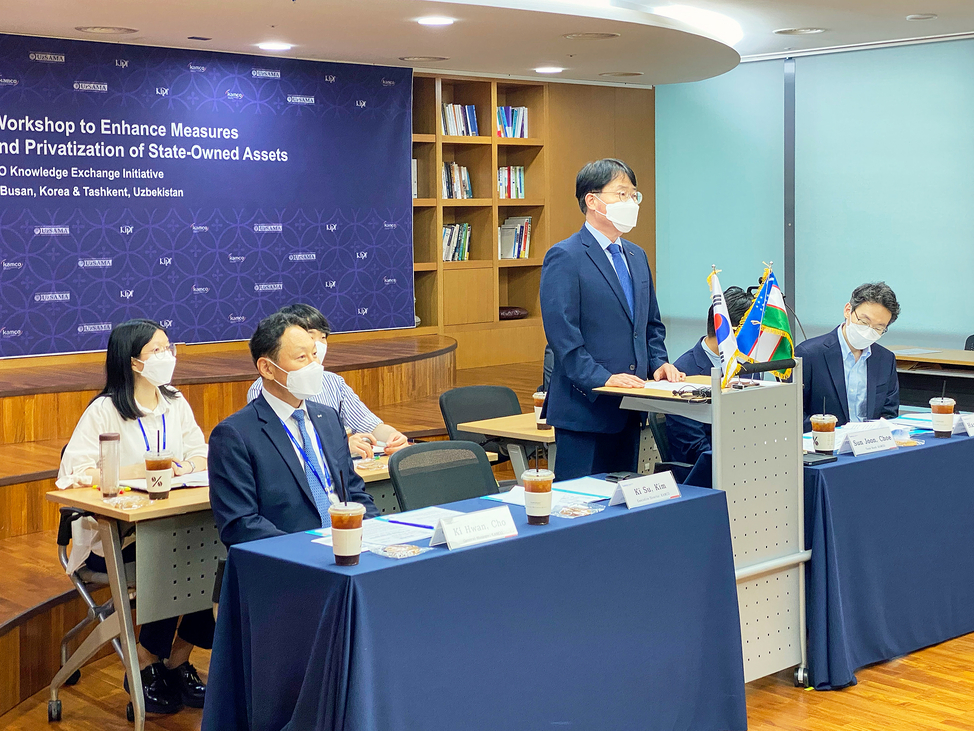 7월 6일(화) 부산국제금융센터(BIFC) 46층 시청각 미디어센터에서 김귀수 캠코 기업지원본부장(사진 앞줄 왼쪽에서 두 번째)이 연수 시작 전 환영사를 하고 있다.