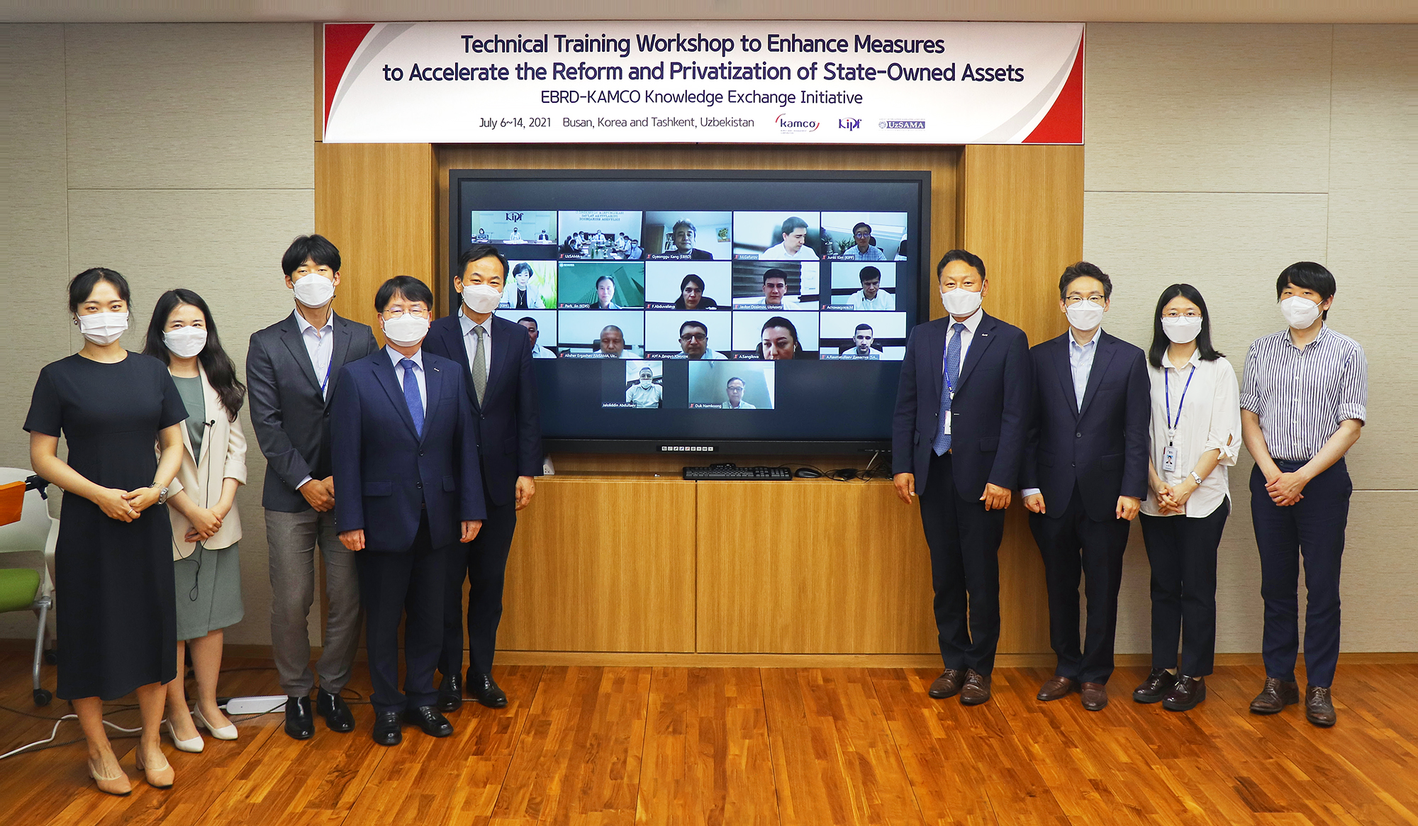 김귀수 캠코 기업지원본부장(사진 왼쪽에서 네번째)과 캠코, 한국조세재정연구원 및 우즈베키스탄 국가자산관리청(SAMA) 소속 임직원들이 7월 6일(화)부터 14일(수)까지 부산국제금융센터(BIFC)에서 열리는 「우즈베키스탄 국가자산관리기구 역량 강화 및 국영기업 민영화 촉진을 위한 온라인 연수」 개최를 기념하여 사진촬영을 하고 있다.