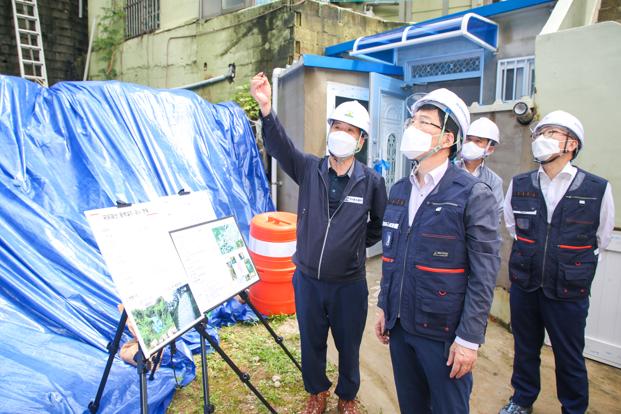 7월 8일(목) 부산시 개금동 소재 '국유재산 옹벽 공사' 현장에서 홍영 캠코 국유재산본부장(사진 왼쪽 두 번째)이 시공사, 감리업체 관계자와 함께 긴급 안전점검을 하고 있다.