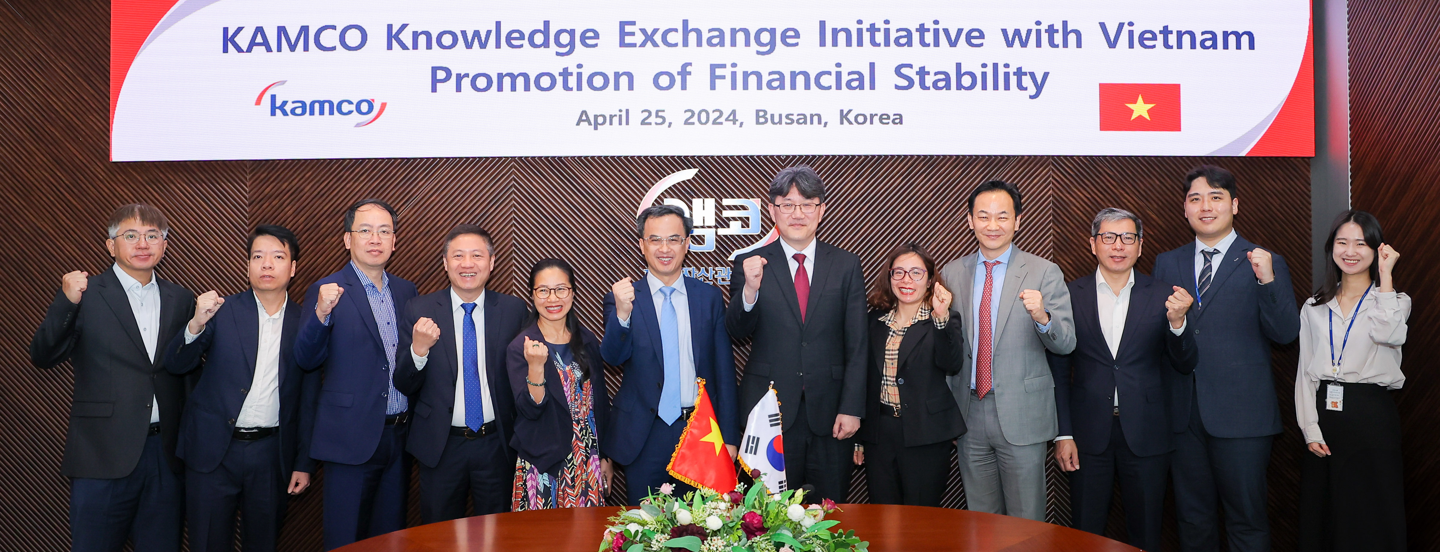 원호준 기업지원부문 총괄이사(사진 오른쪽에서 여섯번째)와 부 느 탕 베트남 국가금융감독위원회 위원장 대행(사진 왼쪽에서 여섯번째)이 4월 25일(목) 부산국제금융센터(부산 남구 문현동)에서 개최된 '베트남 금융분야 위기관리 역량강화를 위한 특강'에 앞서 기념사진을 촬영하고 있다.