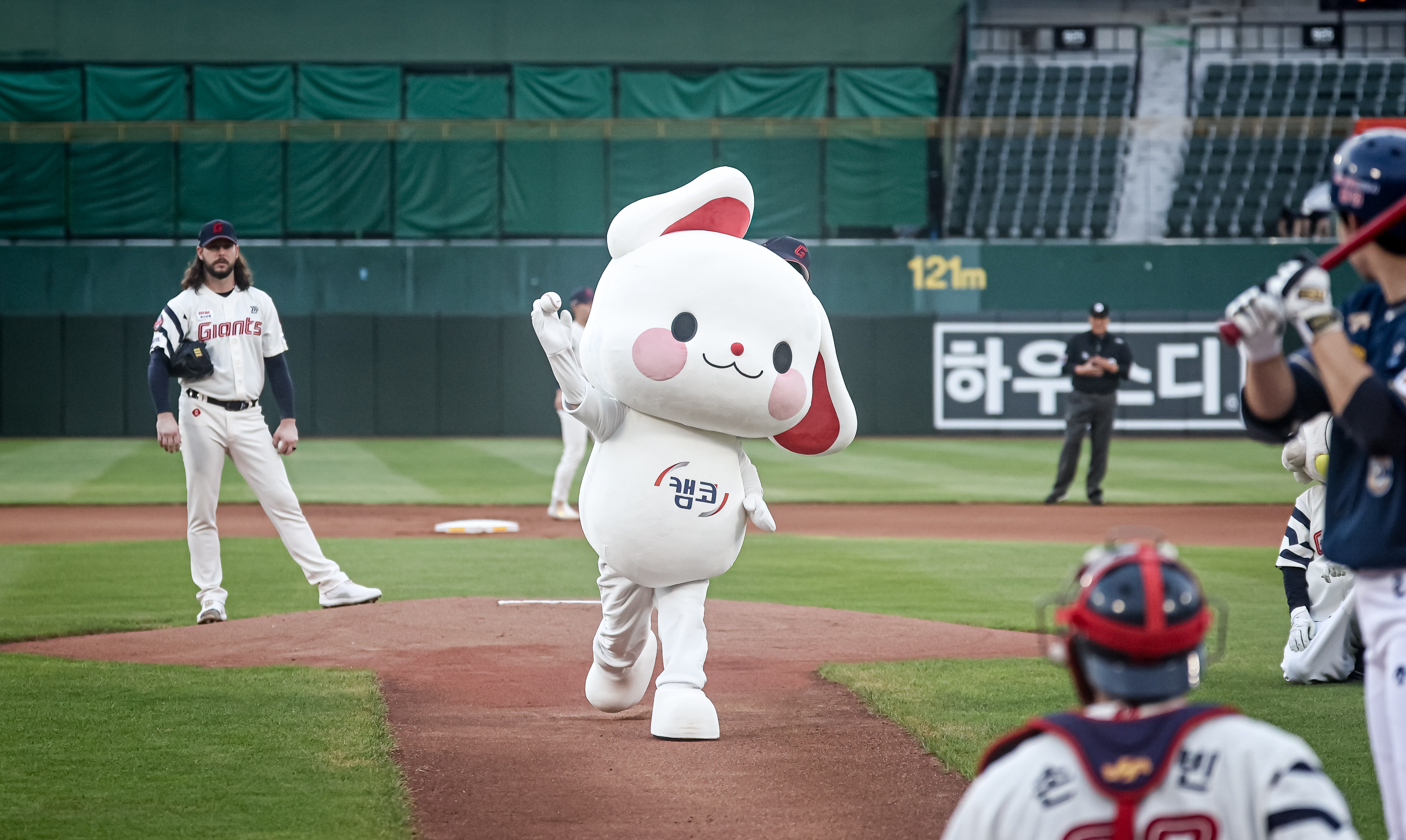 8월 6일(화) 부산 롯데 사직구장에서 캠코의 마스코트 캐릭터 '키우미'가 시구를 하고 있다.