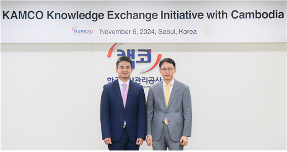 11월 5일(화)부터 6일(수)까지 캠코양재타워(서울 강남구)에서 개최된 「부실채권정리 경험과 노하우 전수를 위한 연수」에서 김서중 캠코 부사장(사진 오른쪽)과 임 릿(Yim Leat) 캄보디아 중앙은행 부총재(사진 왼쪽)이 기념사진을 촬영하고 있다.