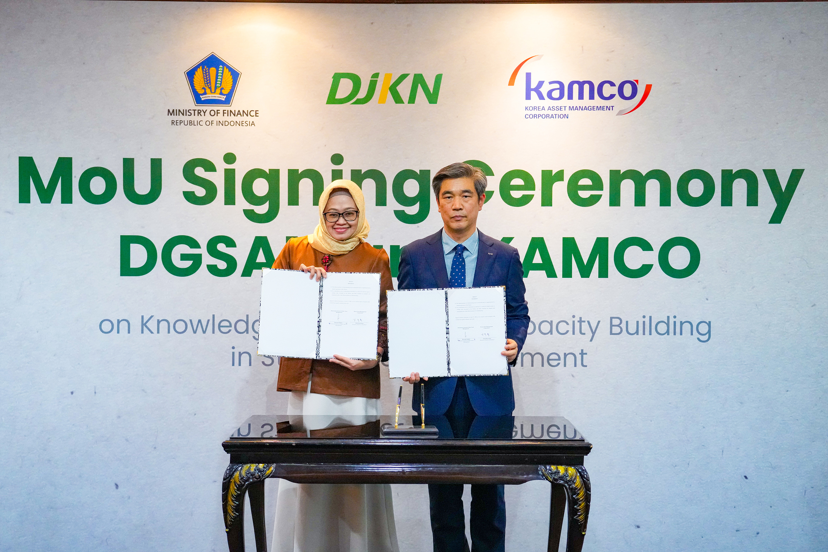 업무협약 체결식 기념사진 첫 번째