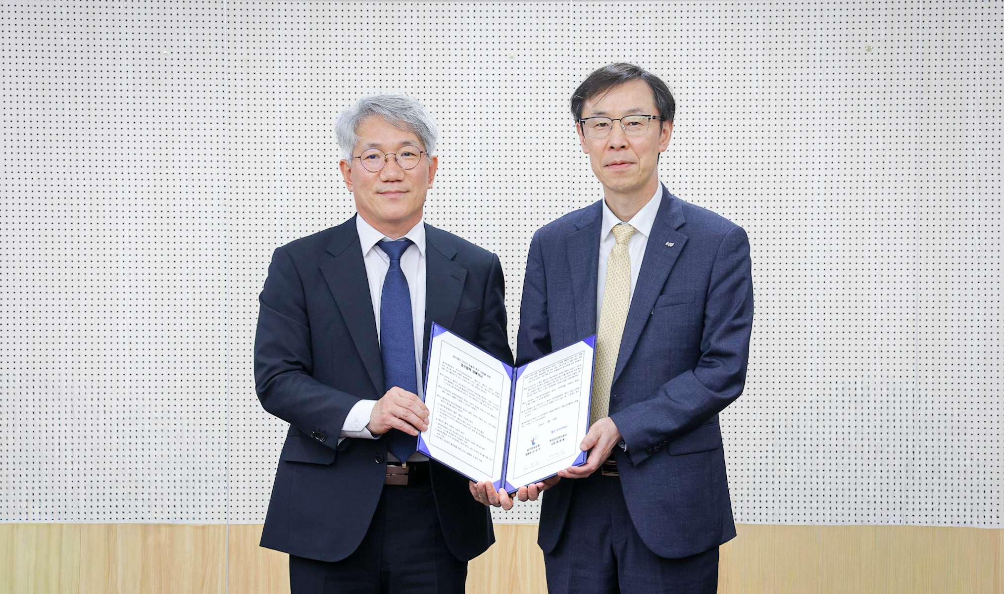 4월 14일(화) 광주회생법원(광주광역시 동구) 소회의실에서 개최된 「캠코-광주회생법원 업무협약식」에서 정정훈 캠코 사장(사진 오른쪽)과 김성주 광주회생법원장(사진 왼쪽)이 협약을 체결하고 기념촬영을 하고 있다.