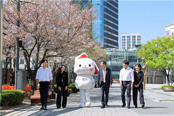 4월 27일(월) 정정훈 캠코 사장(사진 오른쪽에서 세 번째)이 직원들과 함께 에너지 절약 실천을 위한 ‘캠코 그린워킹 캠페인’에 참여하고 있다.