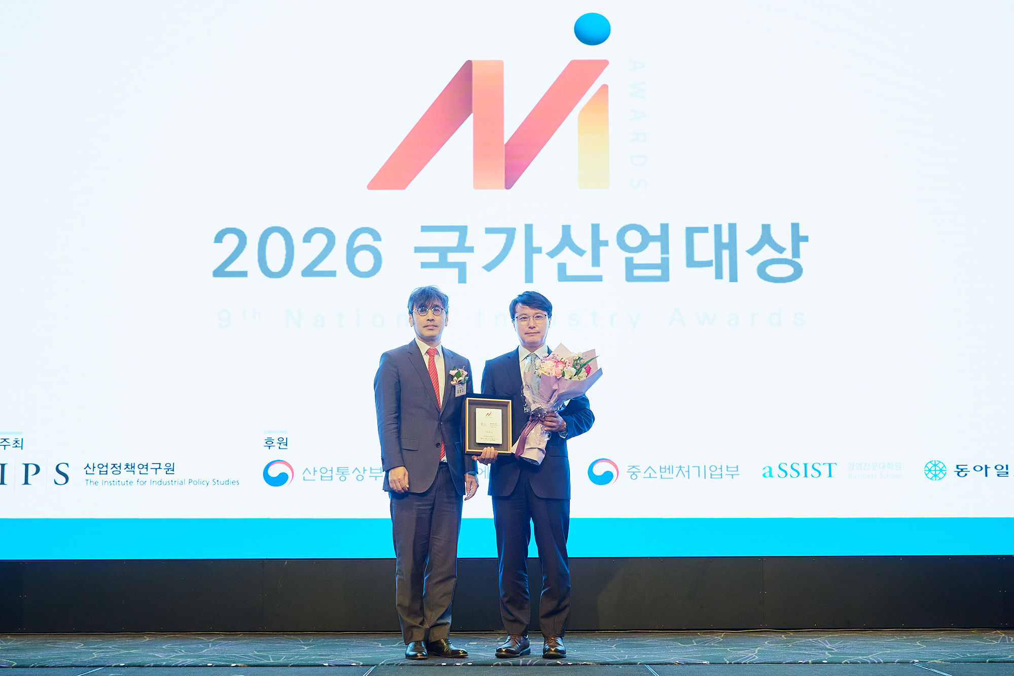 4월 16일(목) 서울 서초구 양재동 엘타워에서 개최된「2026 국가산업대상」에서 한덕규 캠코 기업지원부문 총괄이사(사진 오른쪽)가 ‘동반성장’ 부문 대상을 수상하고 기념촬영을 하고 있다.